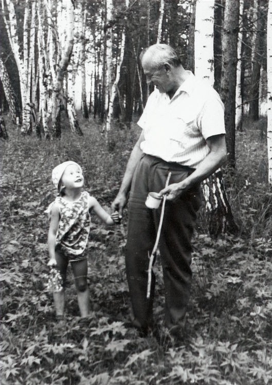 В лесу с внучкой Юлей. Август 1976
